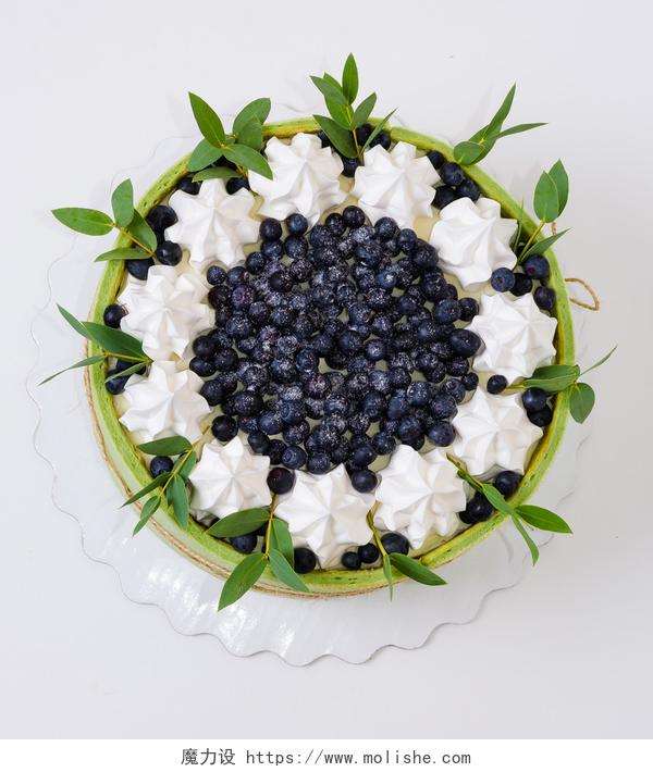 盘子里的蓝莓奶油蛋糕夏季水果蛋糕卷阿月浑子饼干与 billberry